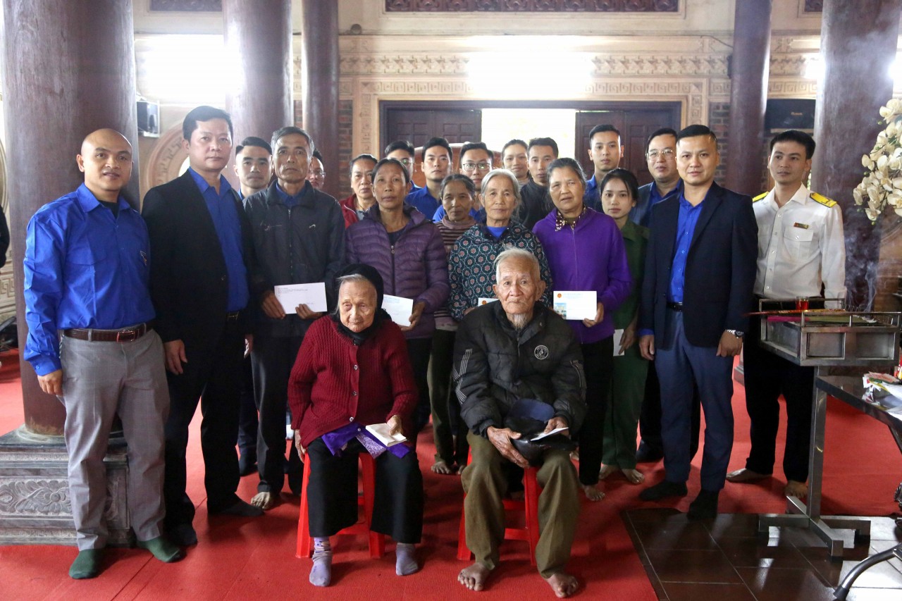 Đoàn Thanh niên Bộ Tài chính hỗ trợ xây dựng nhà nhân ái và trao quà cho học sinh vùng lũ