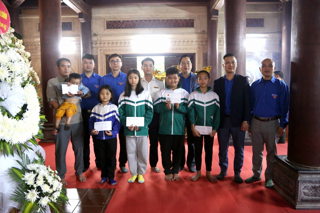 Đoàn Thanh niên Bộ Tài chính hỗ trợ xây dựng nhà nhân ái và trao quà cho học sinh vùng lũ Đoàn Thanh niên Bộ Tài chính hỗ trợ xây dựng nhà nhân ái và trao quà cho học sinh vùng lũ