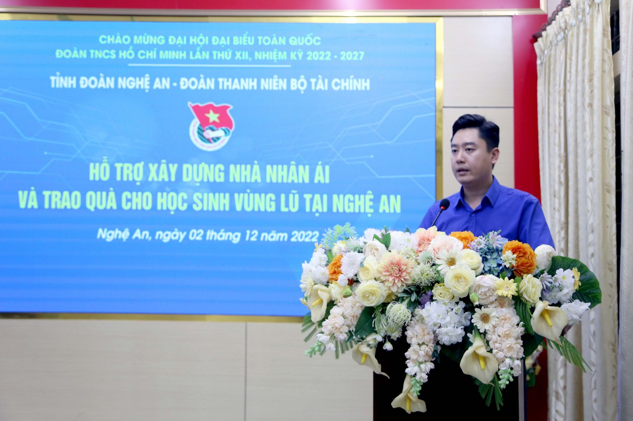 Đoàn Thanh niên Bộ Tài chính hỗ trợ xây dựng nhà nhân ái và trao quà cho học sinh vùng lũ