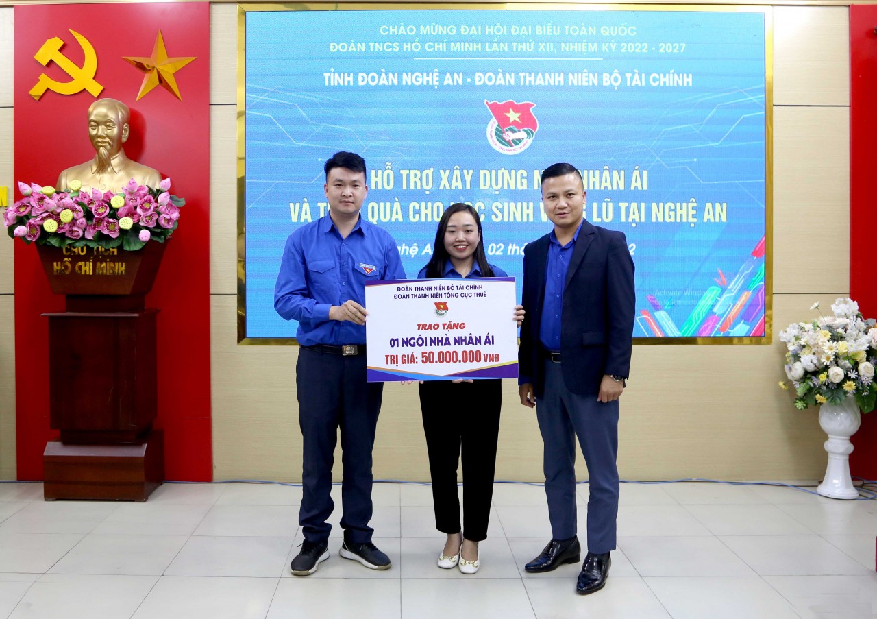 Đoàn Thanh niên Bộ Tài chính hỗ trợ xây dựng nhà nhân ái và trao quà cho học sinh vùng lũ Đoàn Thanh niên Bộ Tài chính hỗ trợ xây dựng nhà nhân ái và trao quà cho học sinh vùng lũ