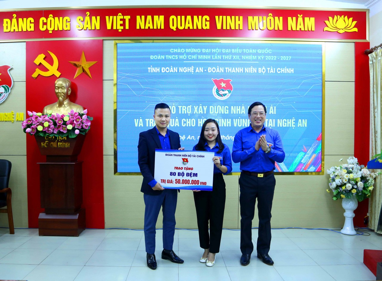 Đoàn Thanh niên Bộ Tài chính hỗ trợ xây dựng nhà nhân ái và trao quà cho học sinh vùng lũ