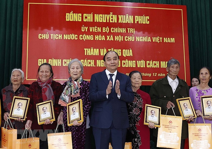 Chủ tịch nước tặng quà cho gia đình chính sách, có công ở xã Quỳnh Đôi