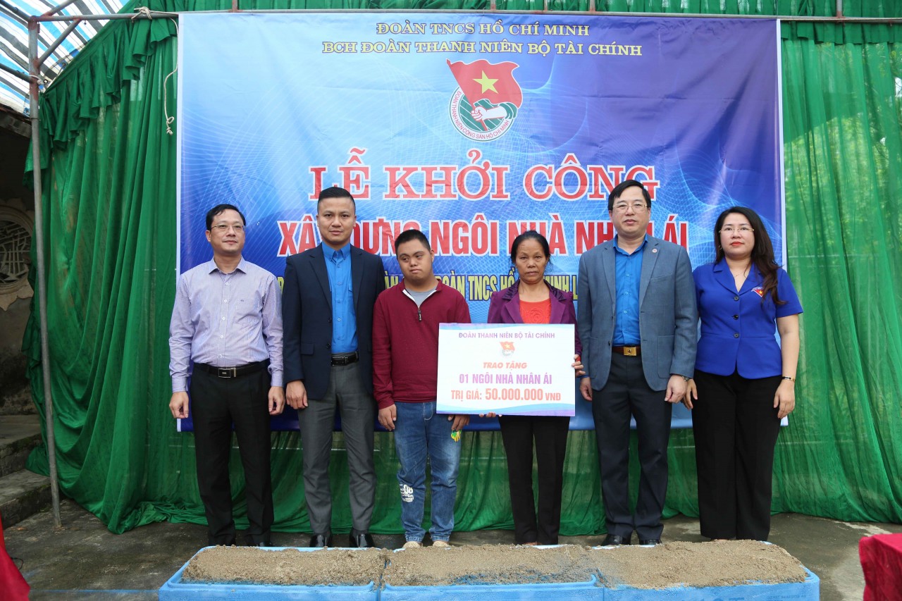 Đoàn Thanh niên Bộ Tài chính khởi công xây dựng nhà tình thương tại Nghệ An