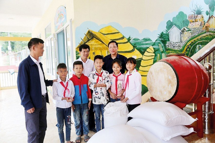 Cục Dự trữ Nhà nước Vĩnh Phú hỗ trợ gạo cho học sinh có hoàn cảnh khó khăn. Ảnh: Đức Minh