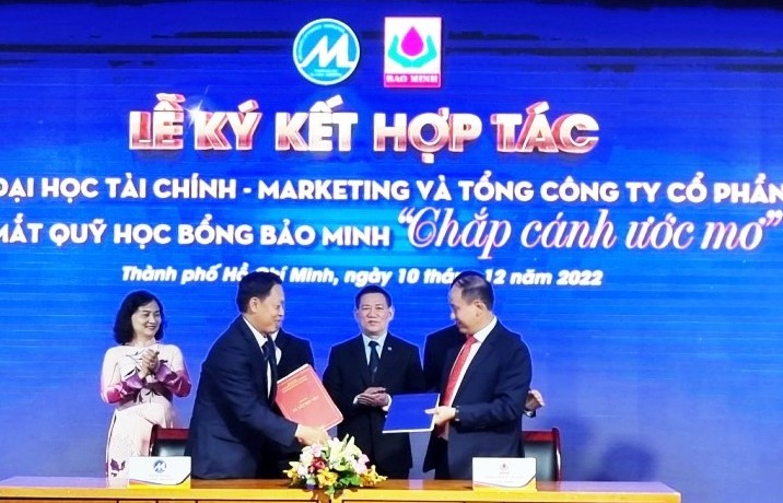 Bộ trưởng Bộ Tài chính Hồ Đức Phớc nhấn nút ra mắt Quỹ học bổng “Chắp cánh ước mơ”
