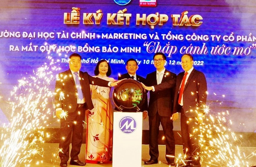 Bộ trưởng Hồ Đức Phớc cùng lãnh đạo Trường UFM và Tập đoàn Bảo Minh thực hiện nghi thức ra mắt quỹ ''Chắp cánh ước mơ''. Ảnh Đỗ Doãn
