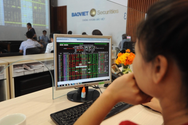 Chứng khoán tuần qua: Nhiều cung bậc cảm xúc, VN-Index bật tăng mạnh về cuối tuần