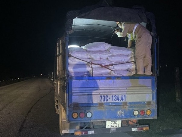Quảng Bình: Bắt giữ, xử lý vụ vận chuyển 8 tấn đường lậu
