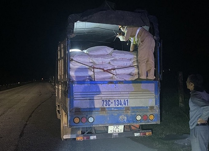 Quảng Bình: Bắt giữ, xử lý vụ vận chuyển 8 tấn đường lậu
