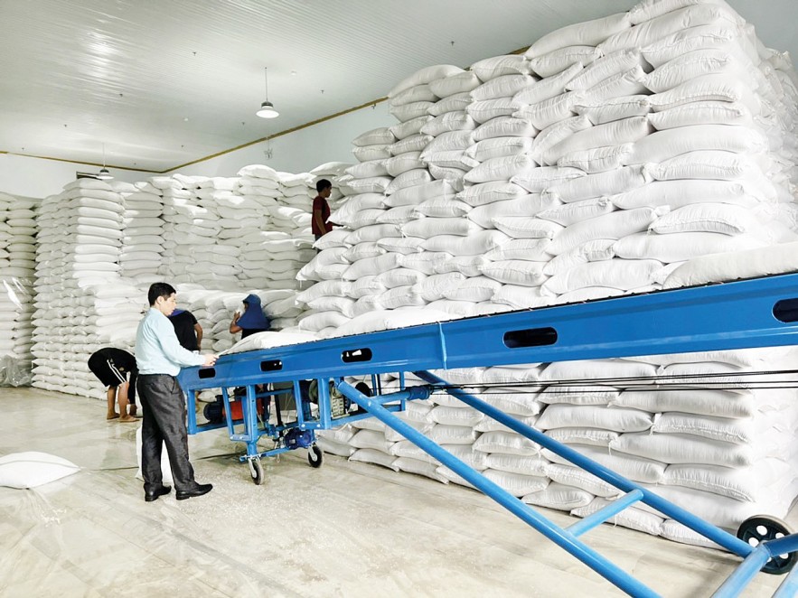 Chi cục Dự trữ Nhà nước Phú Bình, Cục Dự trữ Nhà nước khu vực Bắc Thái xuất cấp gạo hỗ trợ học sinh. 	 Ảnh: Khánh Huyền