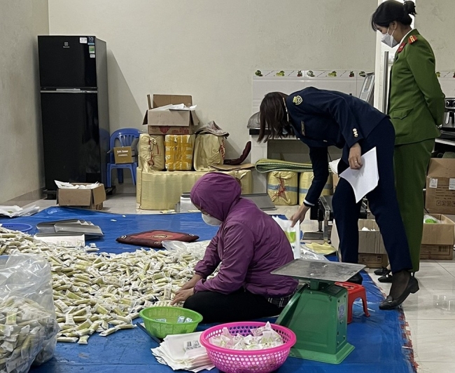 Hà Nội: Phát hiện cơ sở sản xuất bánh gạo giả mạo nhãn hiệu của Nhật Bản