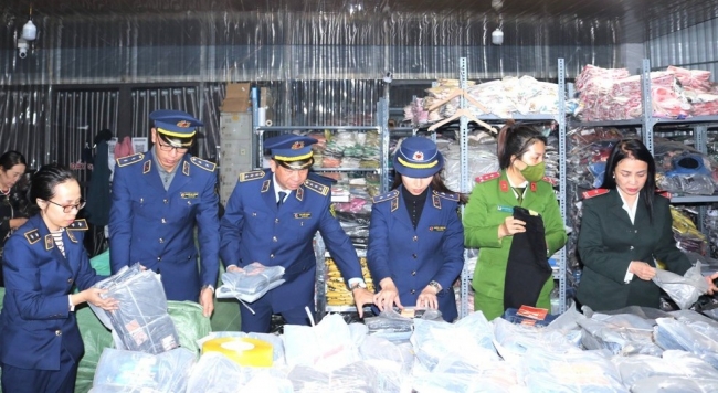 Thái Nguyên: Phát hiện kho hàng chứa gần 6.000 sản phẩm quần áo không rõ xuất xứ