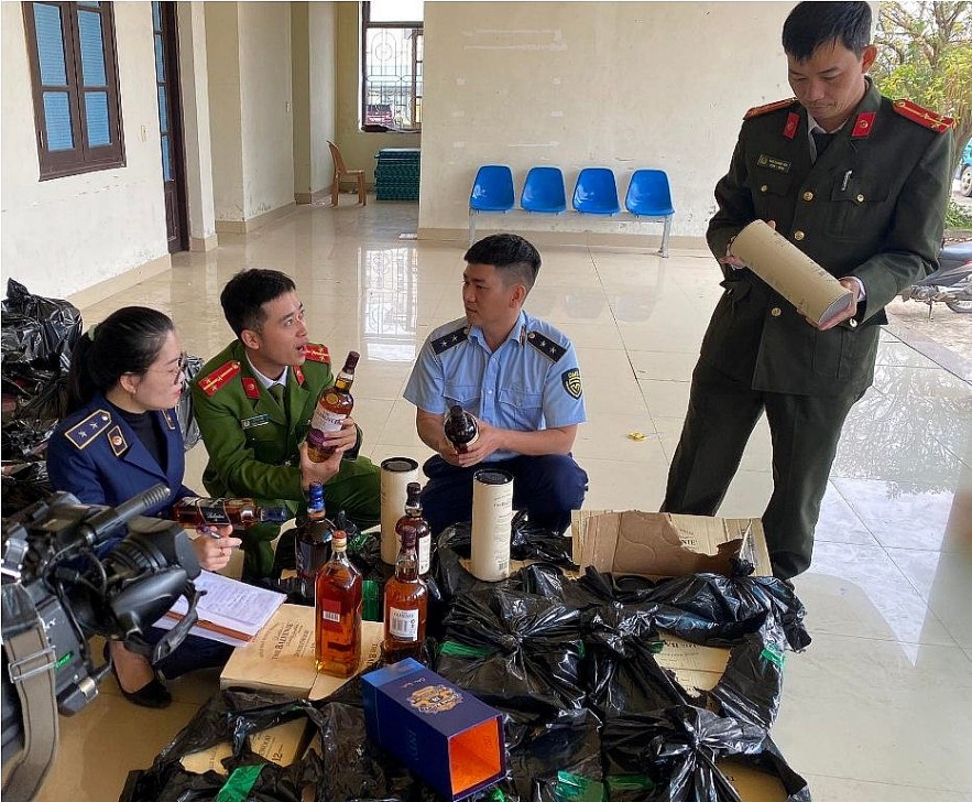 Quảng Bình: Lợi dụng xe thư báo vận chuyển trên 2.000 chai rượu nhập lậu
