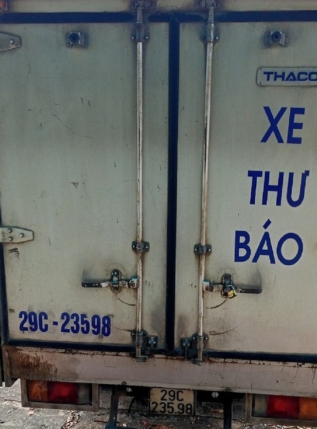 Quảng Bình: Lợi dụng xe thư báo vận chuyển trên 2.000 chai rượu nhập lậu