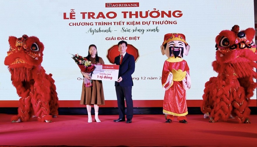 Agribank trao giải thưởng 1 tỷ đồng chương trình tiết kiệm “Agribank - Sức sống xanh” tại Quảng Bình