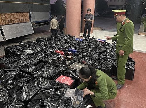 Quảng Bình: Bắt giữ gần 900 chai rượu có dấu hiệu nhập lậu