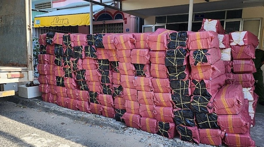 Kiên Giang: Phát hiện, xử lý vụ vận chuyển 93.000 bao thuốc lá nhập lậu
