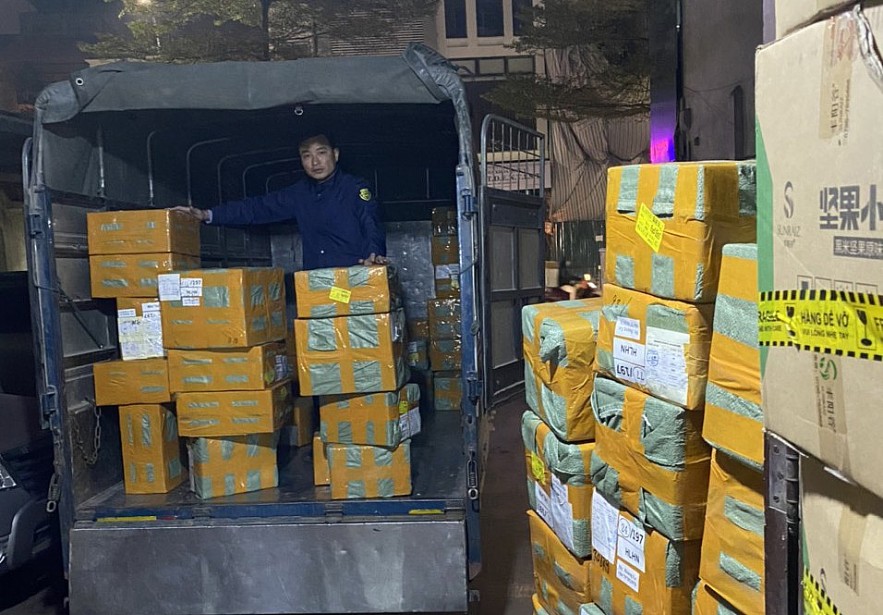 Hà Nội: Bắt giữ lô hàng gần 9.000 sản phẩm máy hút thuốc lá điện tử nhập lậu