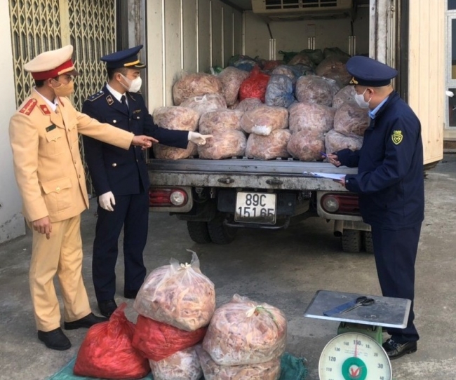 Thanh Hóa: Phát hiện, bắt giữ xe ô tô vận chuyển 1,4 tấn bì lợn ôi thiu