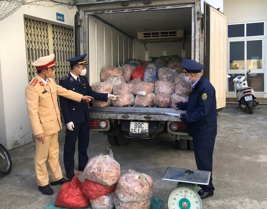 Thanh Hóa: Phát hiện, bắt giữ xe ô tô vận chuyển 1,4 tấn bì lợn ôi thiu