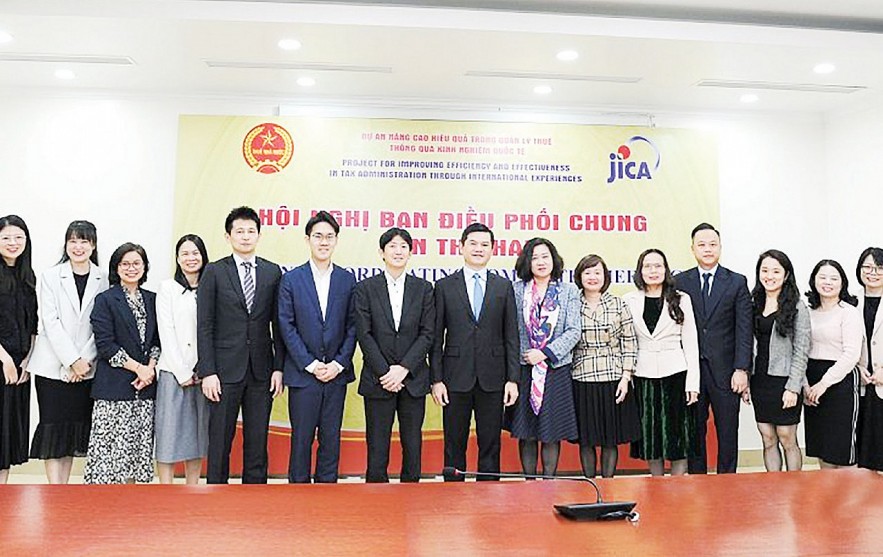 Đoàn công tác của Tổng cục Thuế Việt Nam và Cơ quan hợp tác quốc tế Nhật Bản chụp ảnh lưu niệm. Ảnh: THÙY LINH