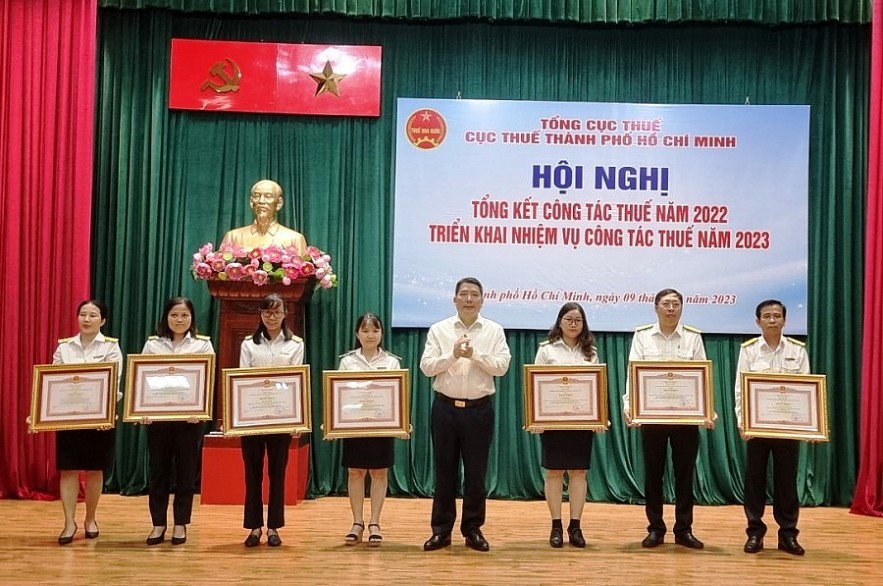 Thứ trưởng Cao Anh Tuấn trao bằng khen của Thủ tướng Chính phủ cho cán bộ công chức Cục Thuế TP. Hồ Chí Minh hoàn thành xuất sắc nhiệm vụ 2022. Ảnh Đỗ Doãn