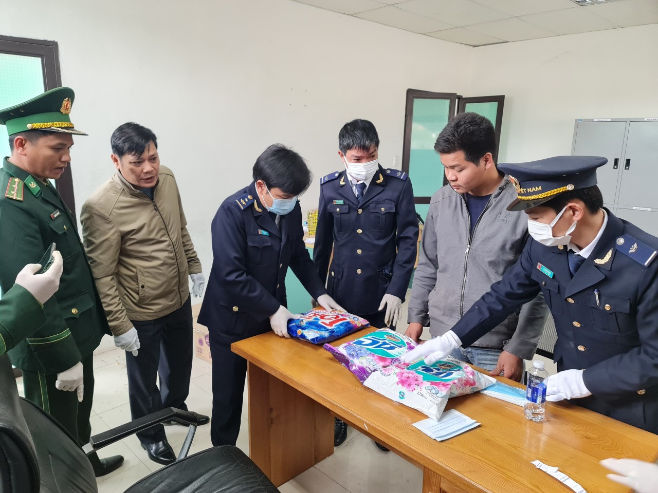 Hải quan Quảng Trị chủ trì bắt 8 đối tượng nhập cảnh mang theo gần 6 kg ma túy