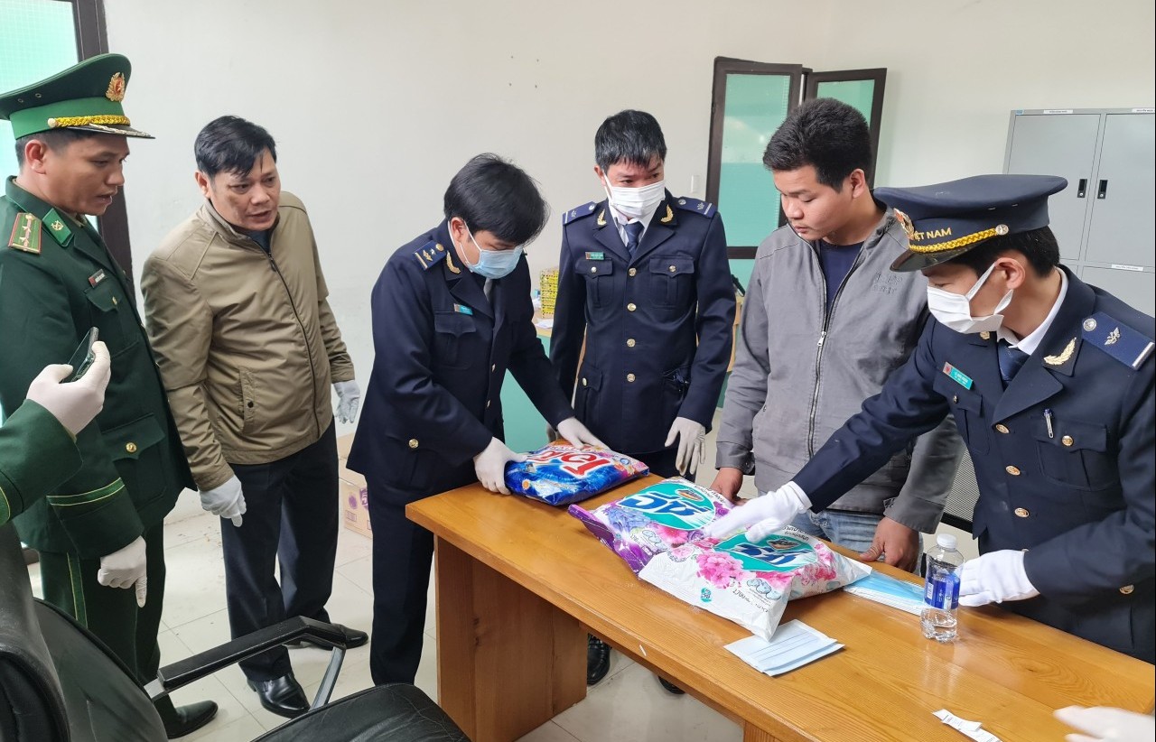 Hải quan Quảng Trị chủ trì bắt 8 đối tượng nhập cảnh mang theo gần 6 kg ma túy