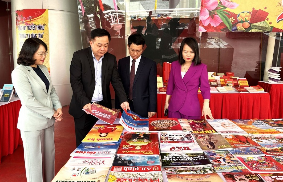 Quảng Ninh: Rực rỡ sắc xuân tại triển lãm sách, báo, ảnh và không gian Tết Việt 2023