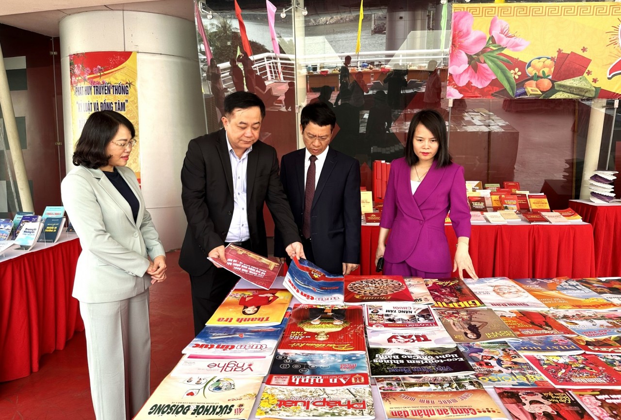 Quảng Ninh: Rực rỡ sắc xuân tại triển lãm sách, báo, ảnh và không gian Tết Việt 2023