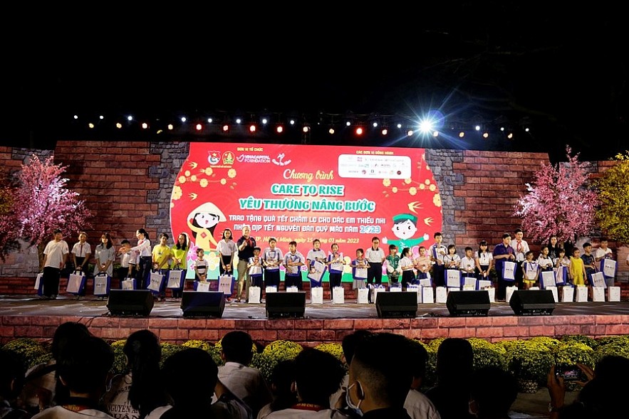 Đại diện Thành Đoàn, Quỹ VCF và các nhà tài trợ trao quà Tết cho trẻ mồ côi, nghèo khó. Ảnh Việt Dũng