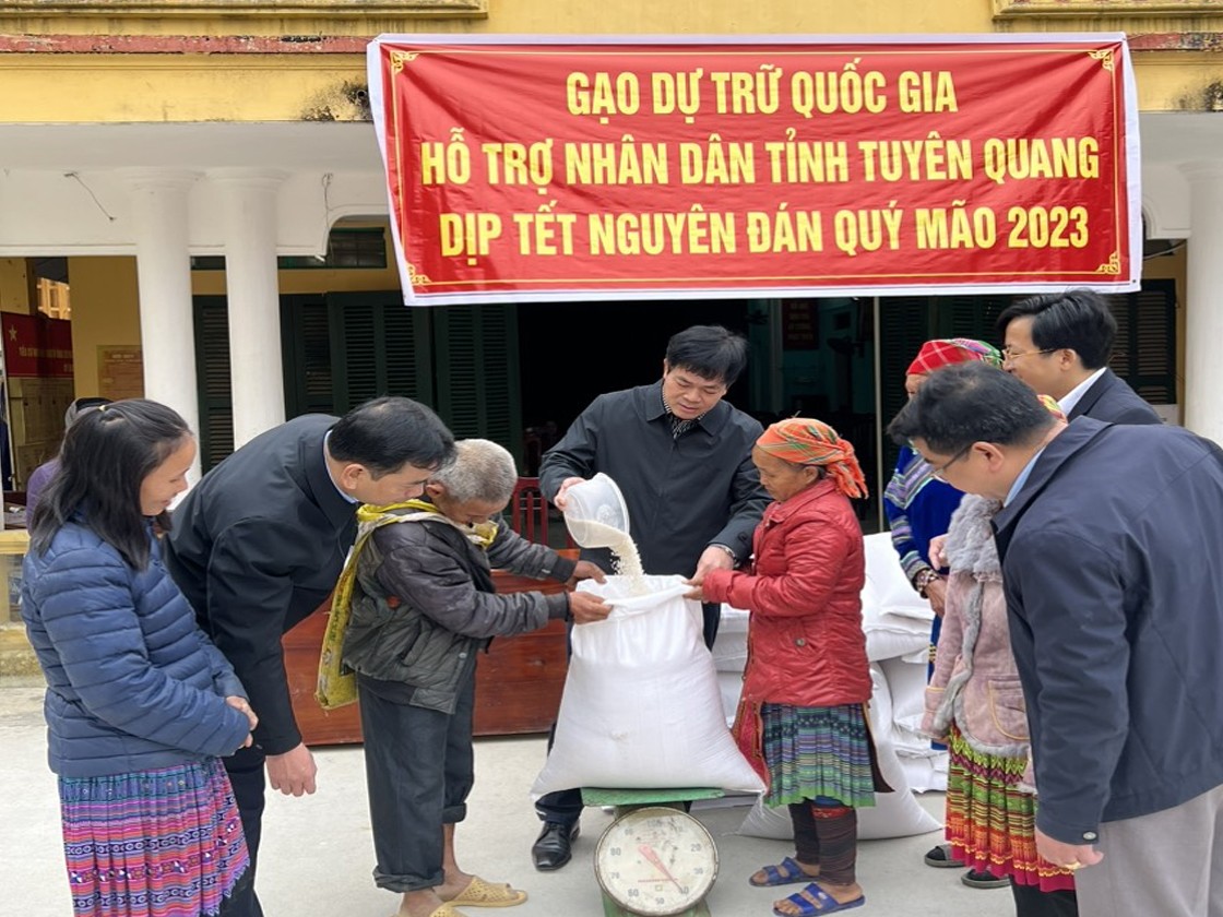 Kiểm tra công tác xuất cấp gạo dự trữ quốc gia dịp Tết tại Tuyên Quang