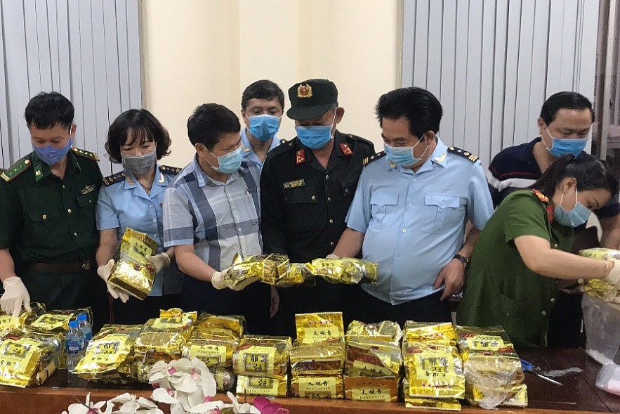 Công chức Cục Hải quan TP. Hồ Chí Minh phối hợp cùng các lực lượng chức năng bắt giữ ma túy số lượng lớn tại sân bay Tân Sơn Nhất. Ảnh Đỗ Doãn