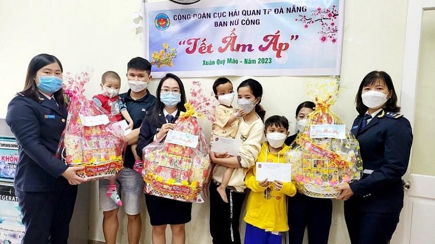 Hải quan Đà Nẵng tri ân Mẹ Việt Nam anh hùng, mang xuân yêu thương đến với trẻ em nghèo