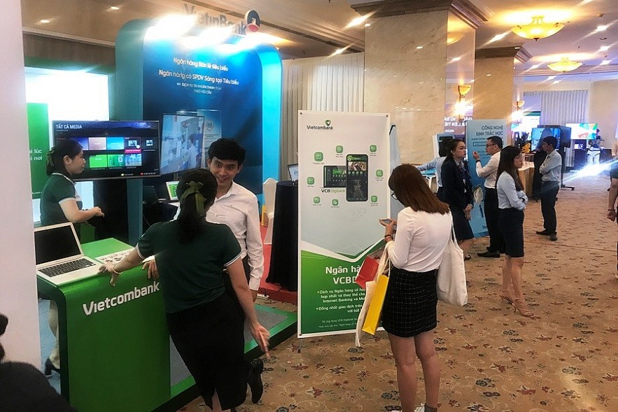Khách hàng tìm hiểu sản phẩm số của các ngân hàng tại triển lãm Ngân hàng bán lẻ ở TP. Hồ Chí Minh. Ảnh Đỗ Doãn