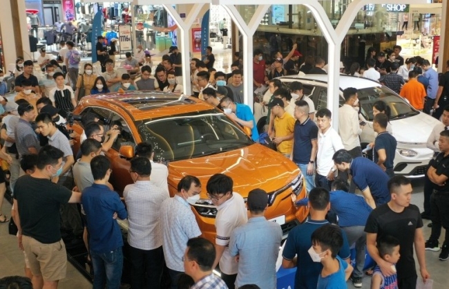 Thấy gì từ màn “soán ngôi” phân khúc D của VinFast VF 8?