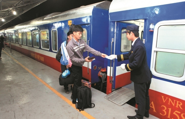 Đường sắt tiếp tục giảm giá vé tàu tập thể sau Tết