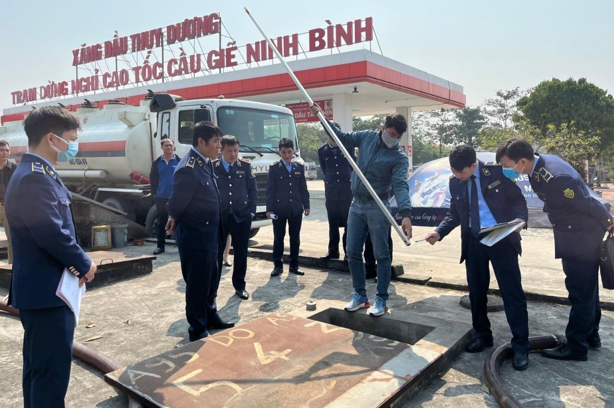 Hà Nam: Xử phạt 2 cơ sở kinh doanh xăng dầu vi phạm quy định về bán hàng