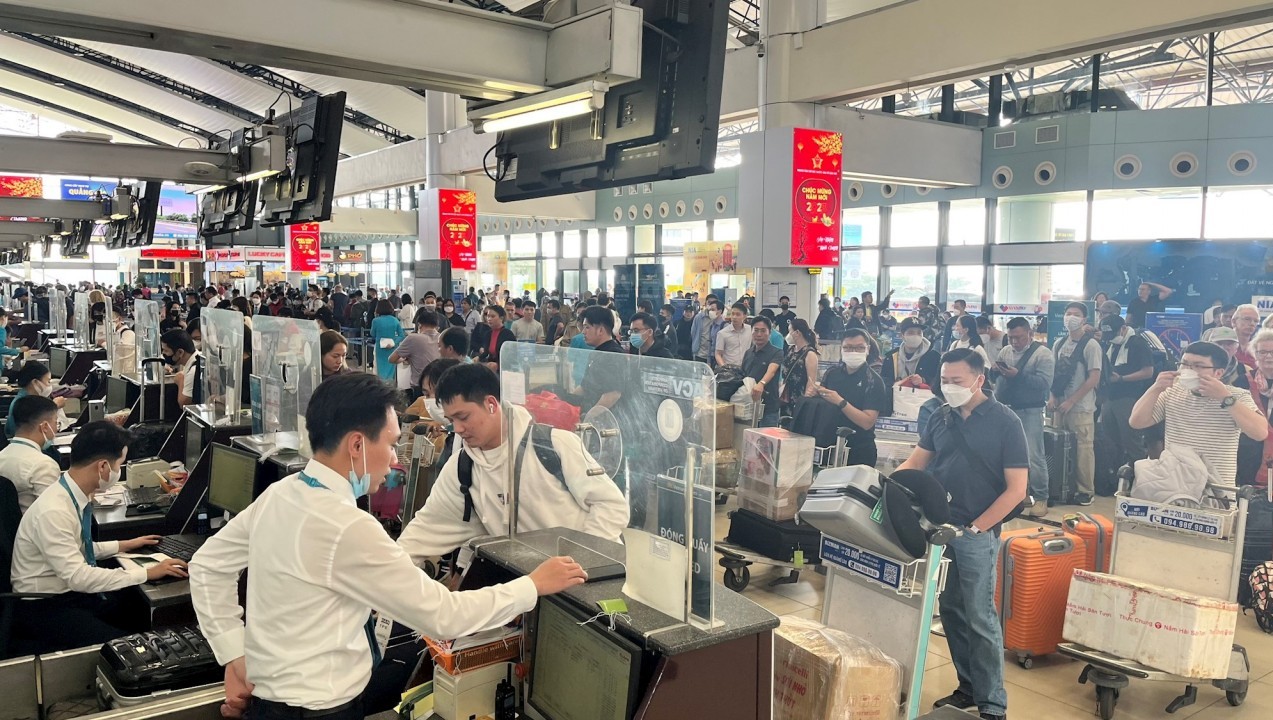 Gần 900.000 khách qua sân bay Nội Bài trong đợt Tết Quý Mão