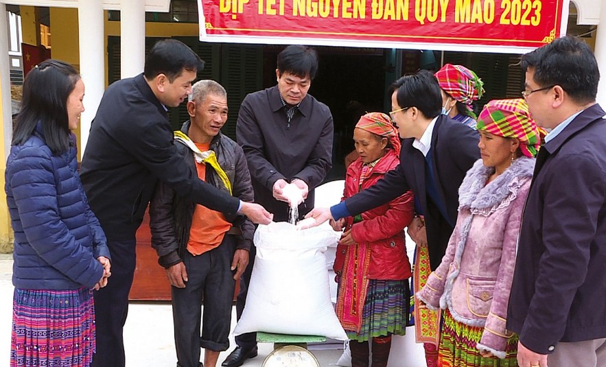 Đại diện Tổng cục Dự trữ Nhà nước và Cục Bảo trợ xã hội - Bộ lao động Thương binh và xã hội kiểm tra xuất cấp gạo tại Tuyên Quang. Ảnh: Thế Dũng