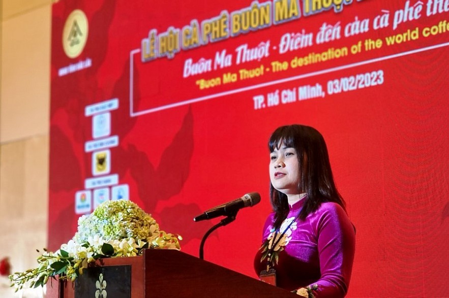 Bà H`Yim Kđok - Phó Chủ tịch UBND Tỉnh Đắk Lắk phát biểu tại buổi họp báo. Ảnh Đỗ Doãn
