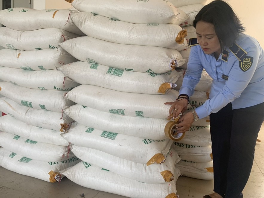TP. Hồ Chí Minh: Phát hiện, tạm giữ gần 12 tấn đường cát nhập lậu