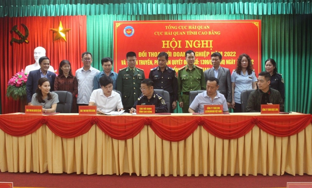Đại diện lãnh đạo Hải quan Cao Bằng và 4 doanh nghiệp ký kết Bản ghi nhớ.
