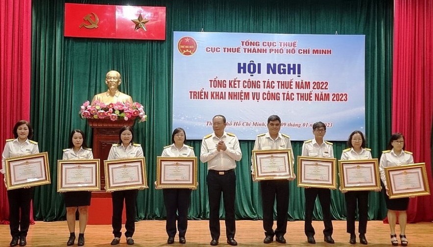 Phó Tổng cục trưởng Tổng cục Thuế phụ trách Cục Thuế TP. Hồ Chí Minh Vũ Xuân Bách tuyên dương công chức thuế xuất sắc. Ảnh Đỗ Doãn