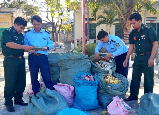 Ninh Thuận: Tạm giữ trên 19.000 bao thuốc lá trôi dạt vào bờ biển