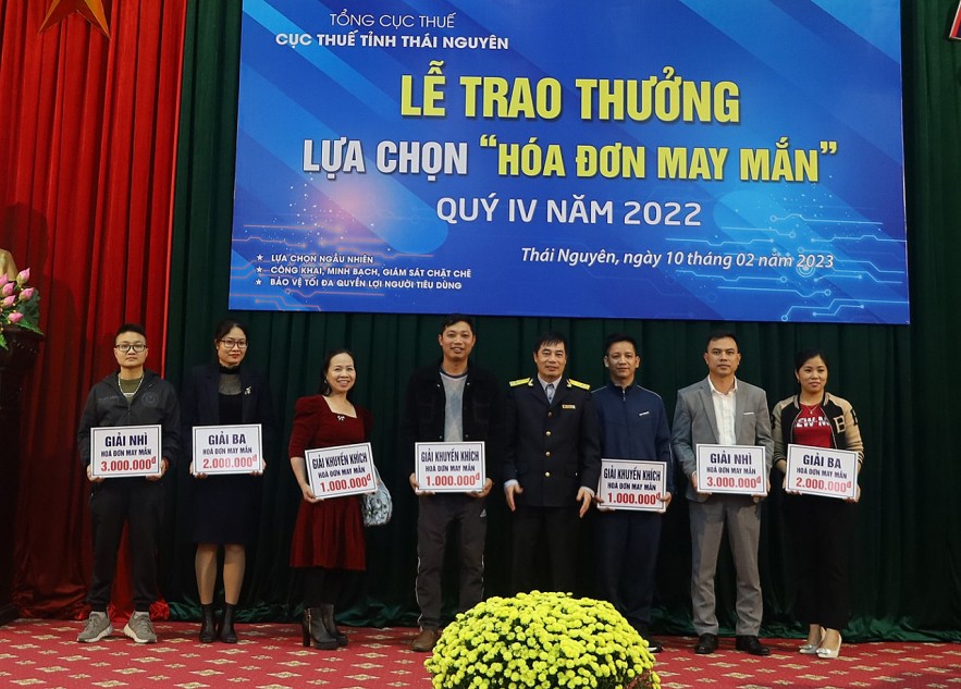 Cục Thuế Thái Nguyên trao thưởng cho 13 cá nhân trúng thưởng “Hóa đơn may mắn”