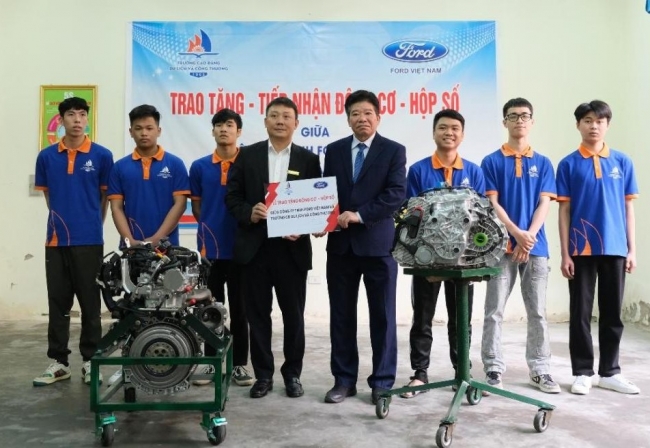 Ford Việt Nam tặng động cơ, hộp số và xe mới cho các trường kỹ thuật