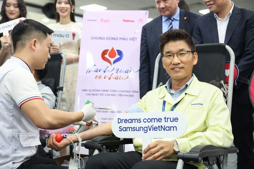 Ông Park Sung Ho, Tổng Giám đốc Công ty Samsung Electronics Việt Nam – Thái Nguyên tham gia hiến máu.