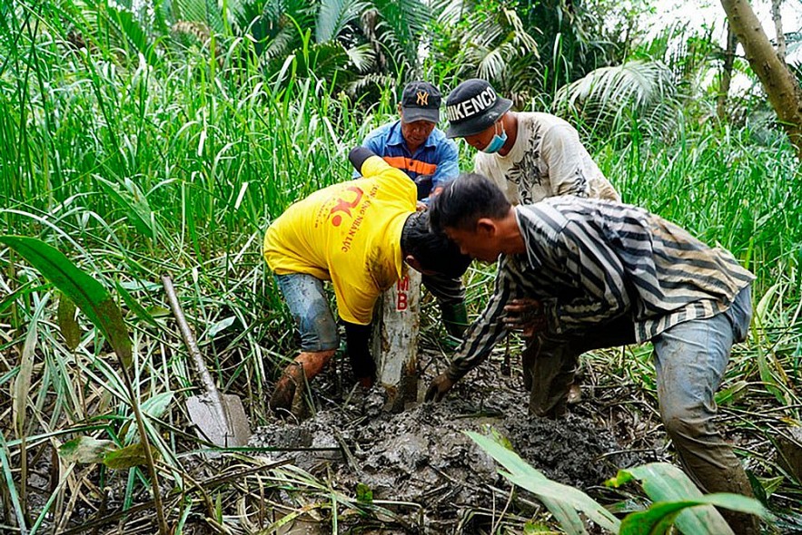 Cắm mốc lộ giới đường vành đai 3 trên địa bàn TP. Hồ Chí Minh.  					         Ảnh: Sơn Nam