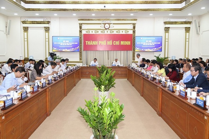 Quang cảnh buổi họp bàn giải pháp tháo gỡ khó khăn cho doanh nghiệp của chính quyền TP. Hồ Chí Minh. Ảnh Việt Dũng